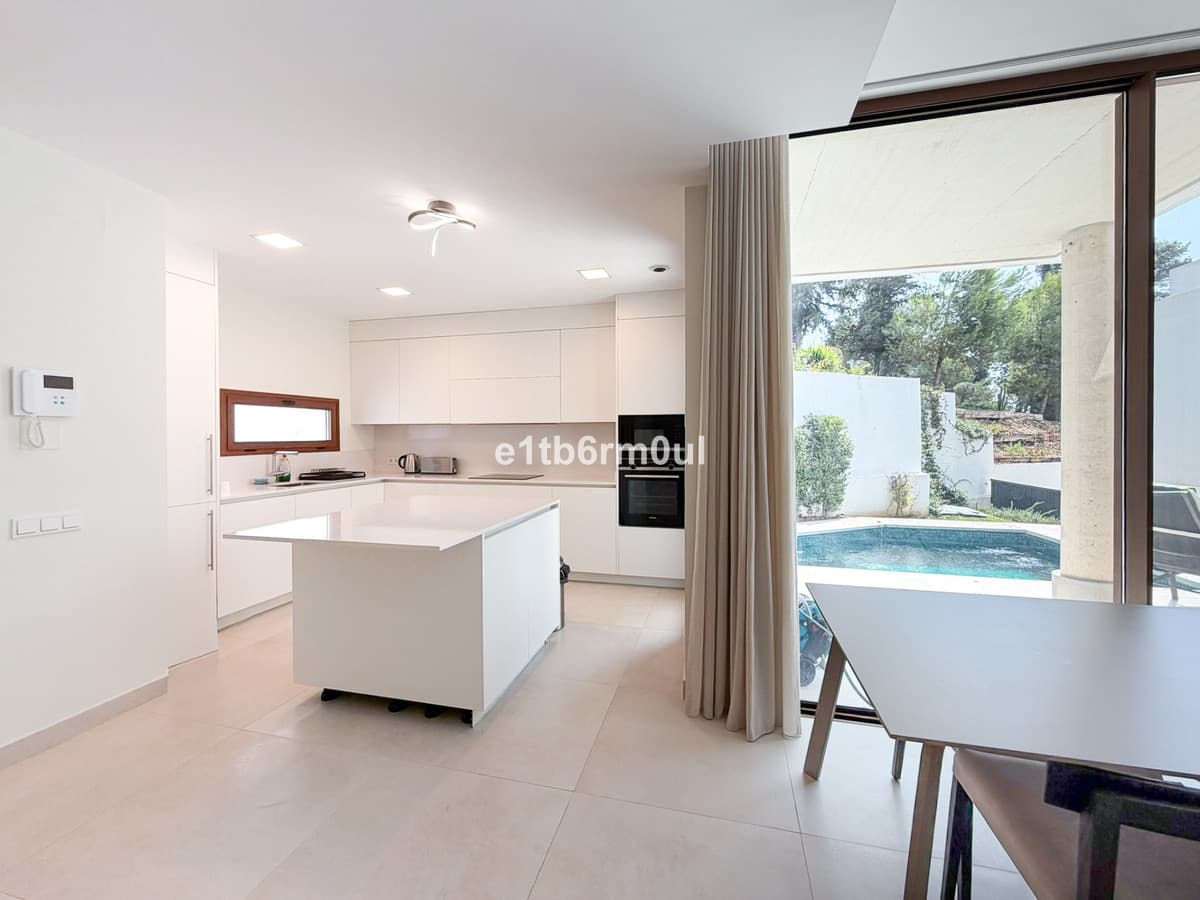 Semi-Detached House in The Golden Mile — photo 5 of 10