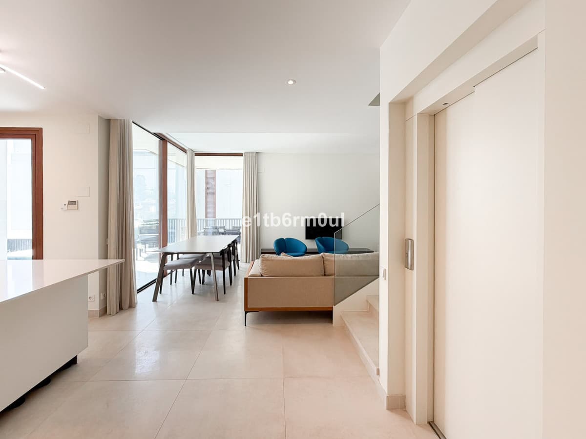 Semi-Detached House in The Golden Mile — photo 6 of 10