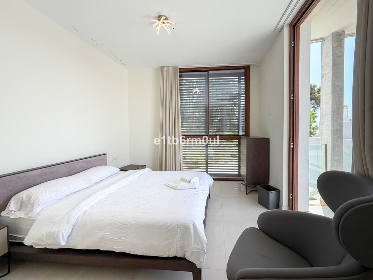 Semi-Detached House in The Golden Mile — photo 8 of 10