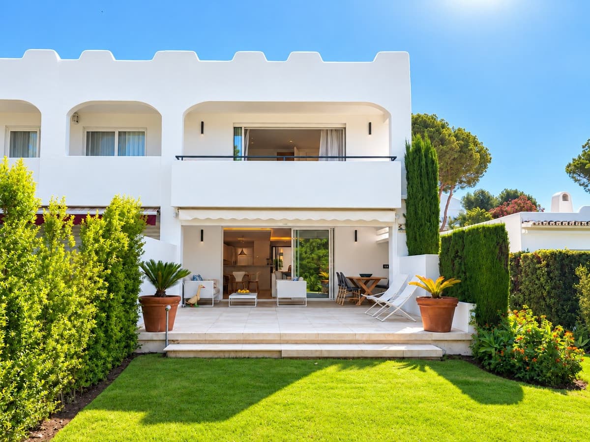 Townhouse in Nueva Andalucía — photo 1 of 10
