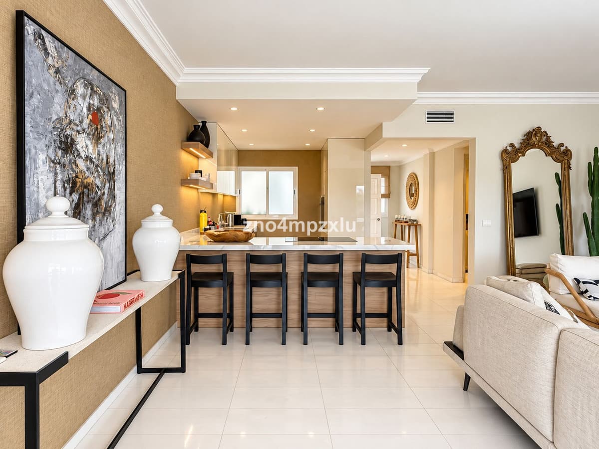 Middle Floor Apartment in The Golden Mile — photo 10 of 10