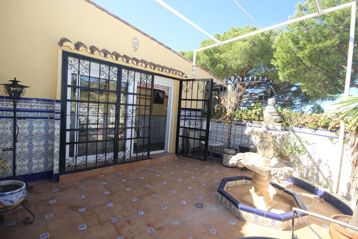 Semi-Detached House in Elviria — photo 3 of 10