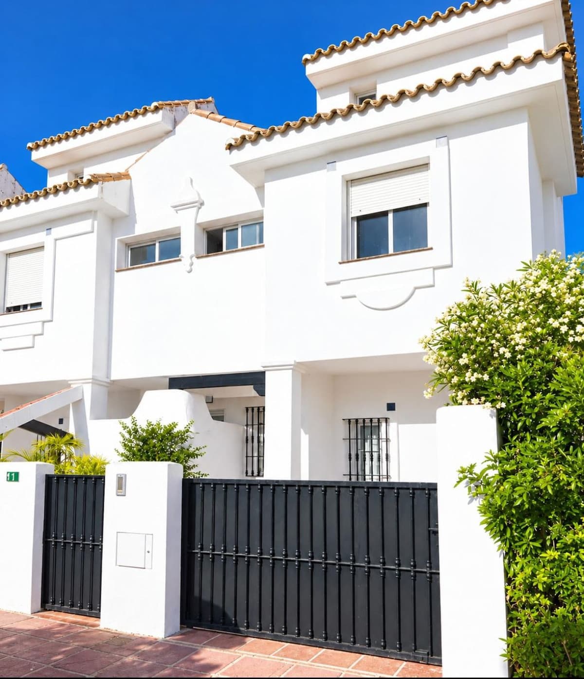 Townhouse in Nueva Andalucía — photo 1 of 10