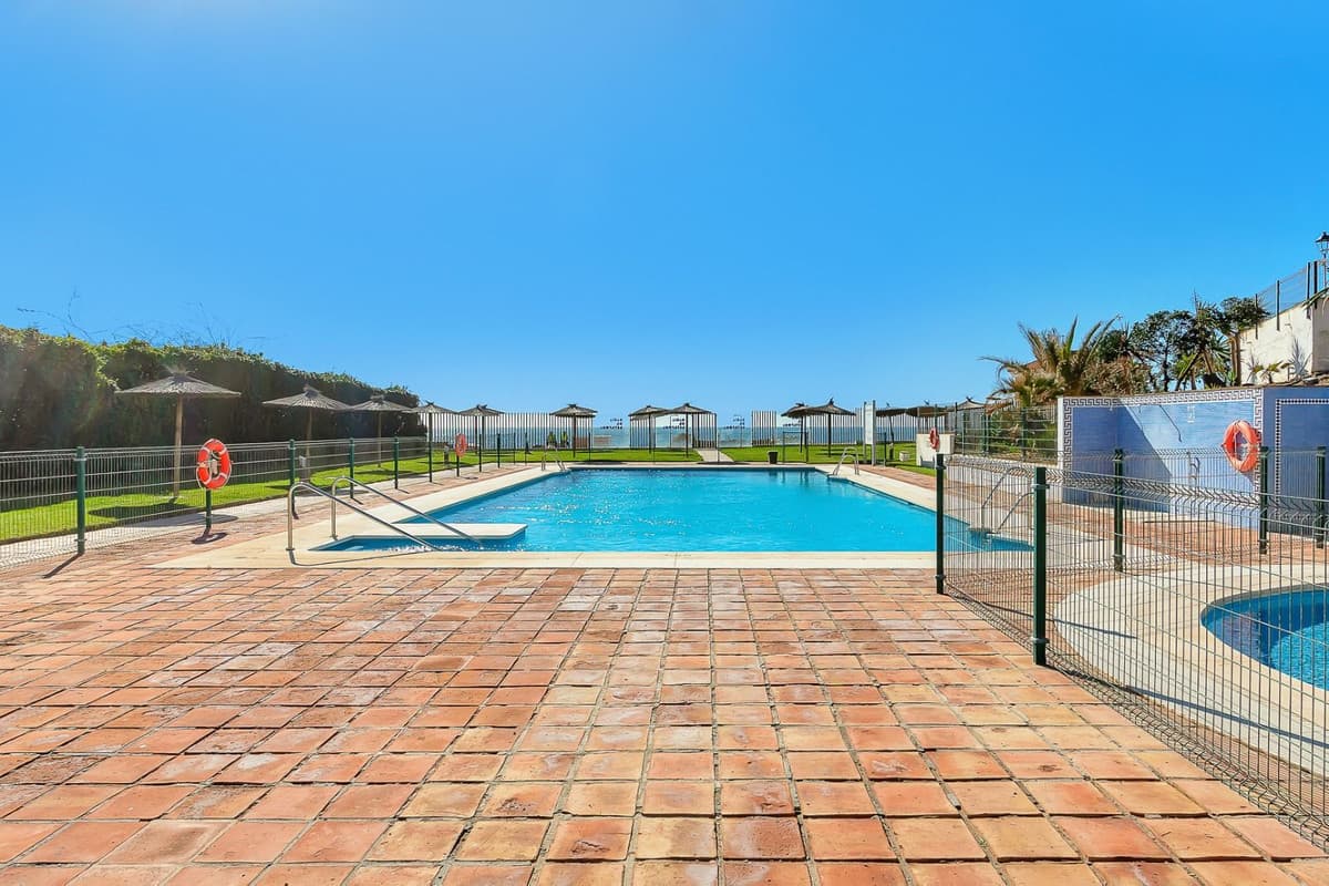 Middle Floor Apartment in Estepona — photo 3 of 10