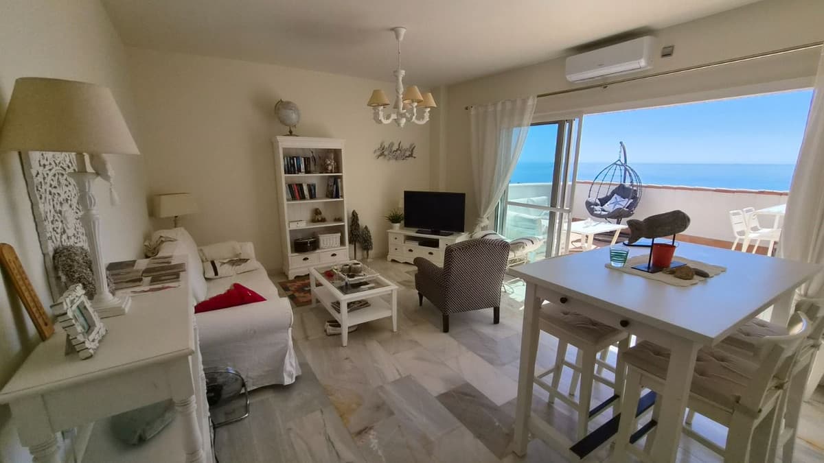 Middle Floor Apartment in Estepona — photo 9 of 10