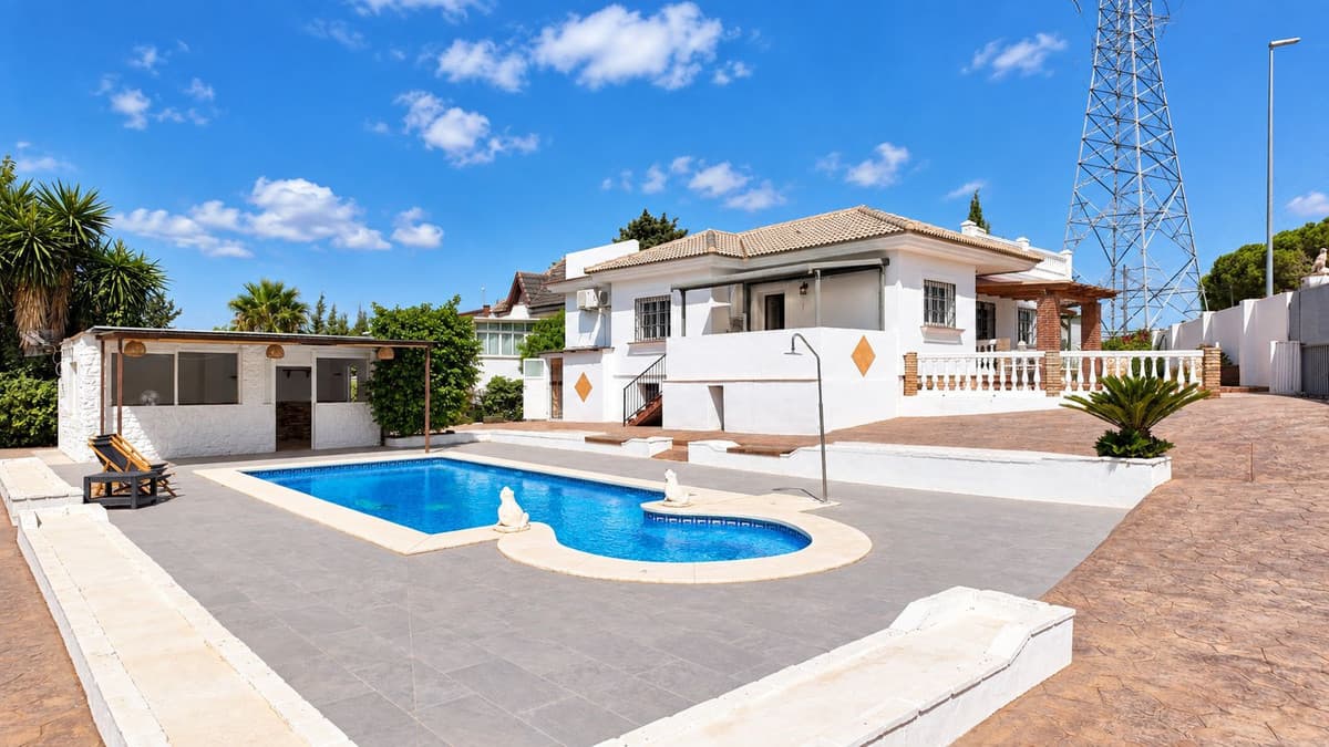 Detached Villa in Alhaurín de la Torre — photo 1 of 10