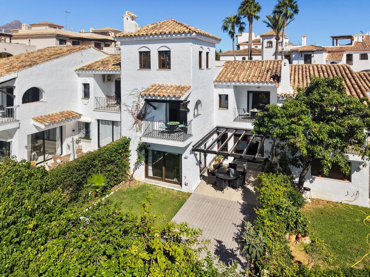 Townhouse in Nueva Andalucía — photo 1 of 10