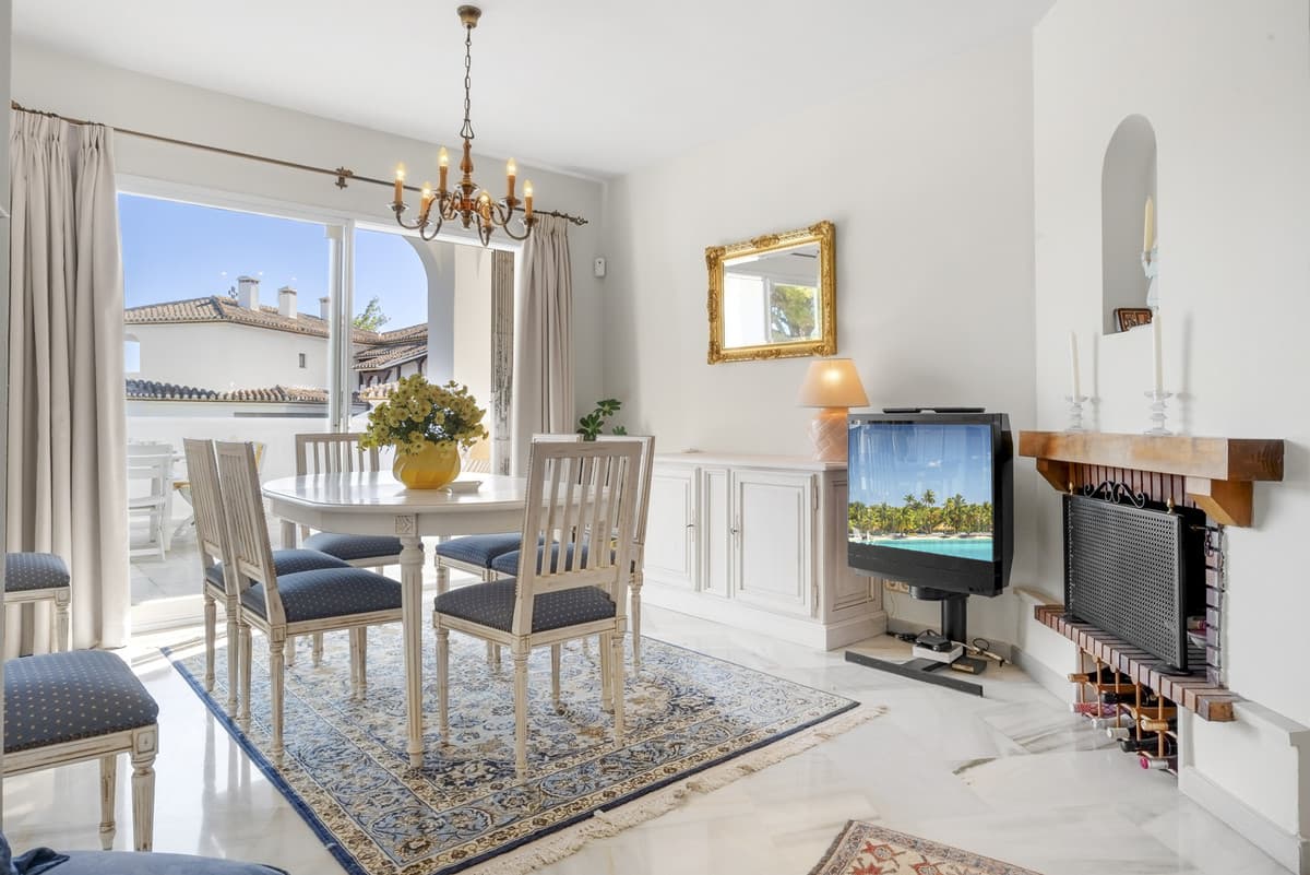 Middle Floor Apartment in Elviria — photo 3 of 10