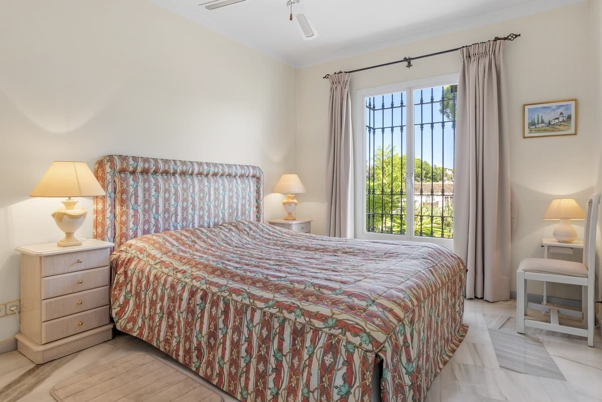Middle Floor Apartment in Elviria — photo 10 of 10
