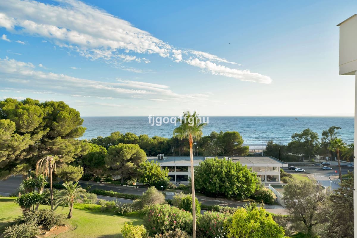 Middle Floor Apartment in Marbella — photo 1 of 10