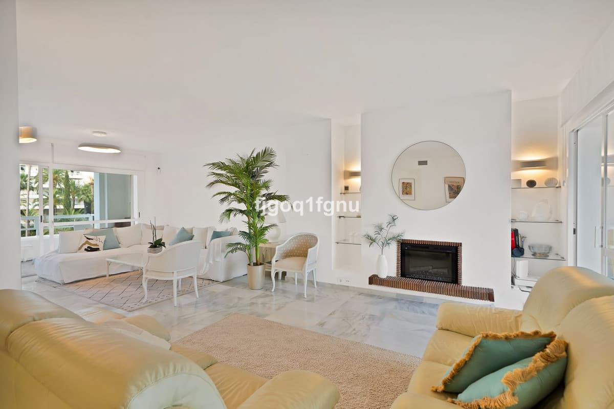 Middle Floor Apartment in Marbella — photo 3 of 10