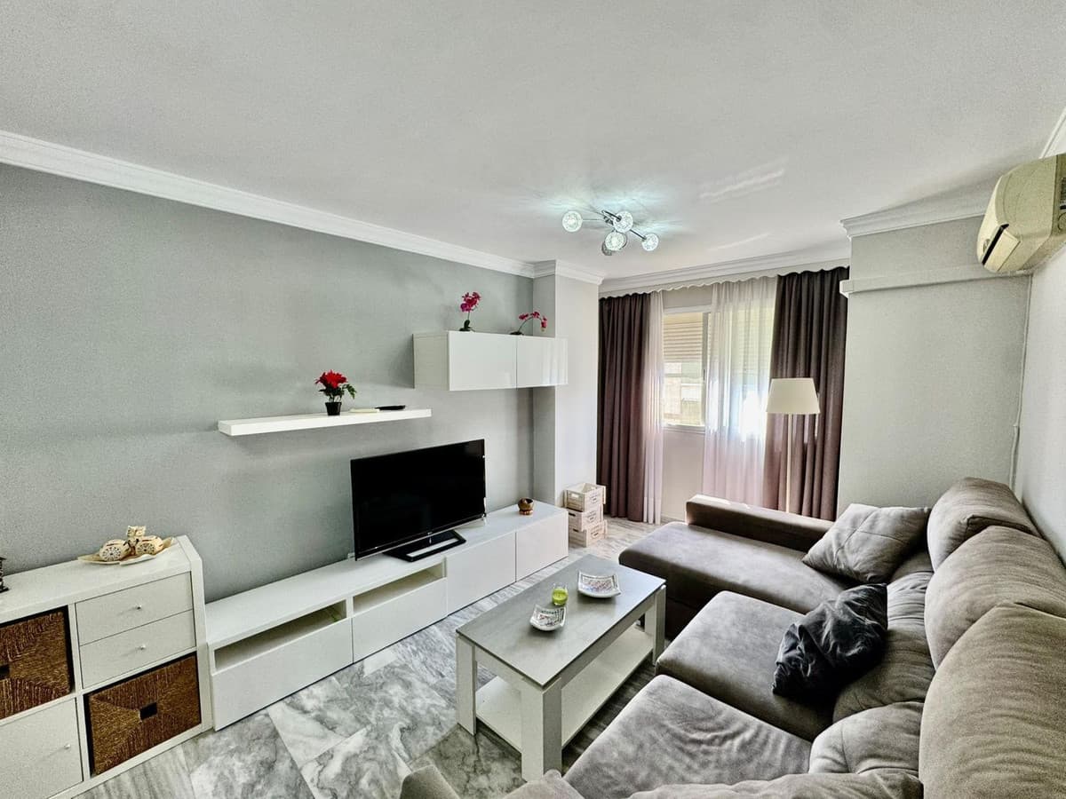 Middle Floor Apartment in Teatinos — photo 3 of 10
