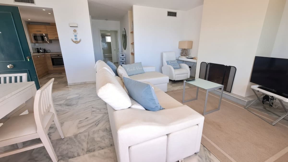 Middle Floor Apartment in Estepona — photo 7 of 10