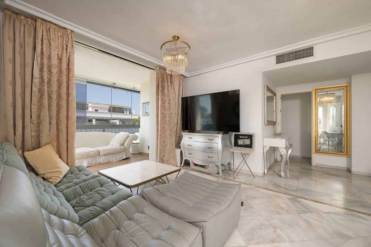Middle Floor Apartment in Nueva Andalucía — photo 3 of 10