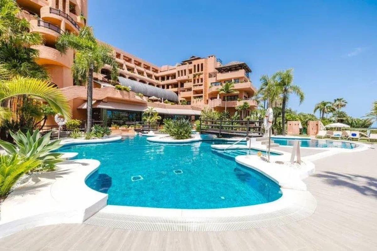 Middle Floor Apartment in Estepona — photo 1 of 10