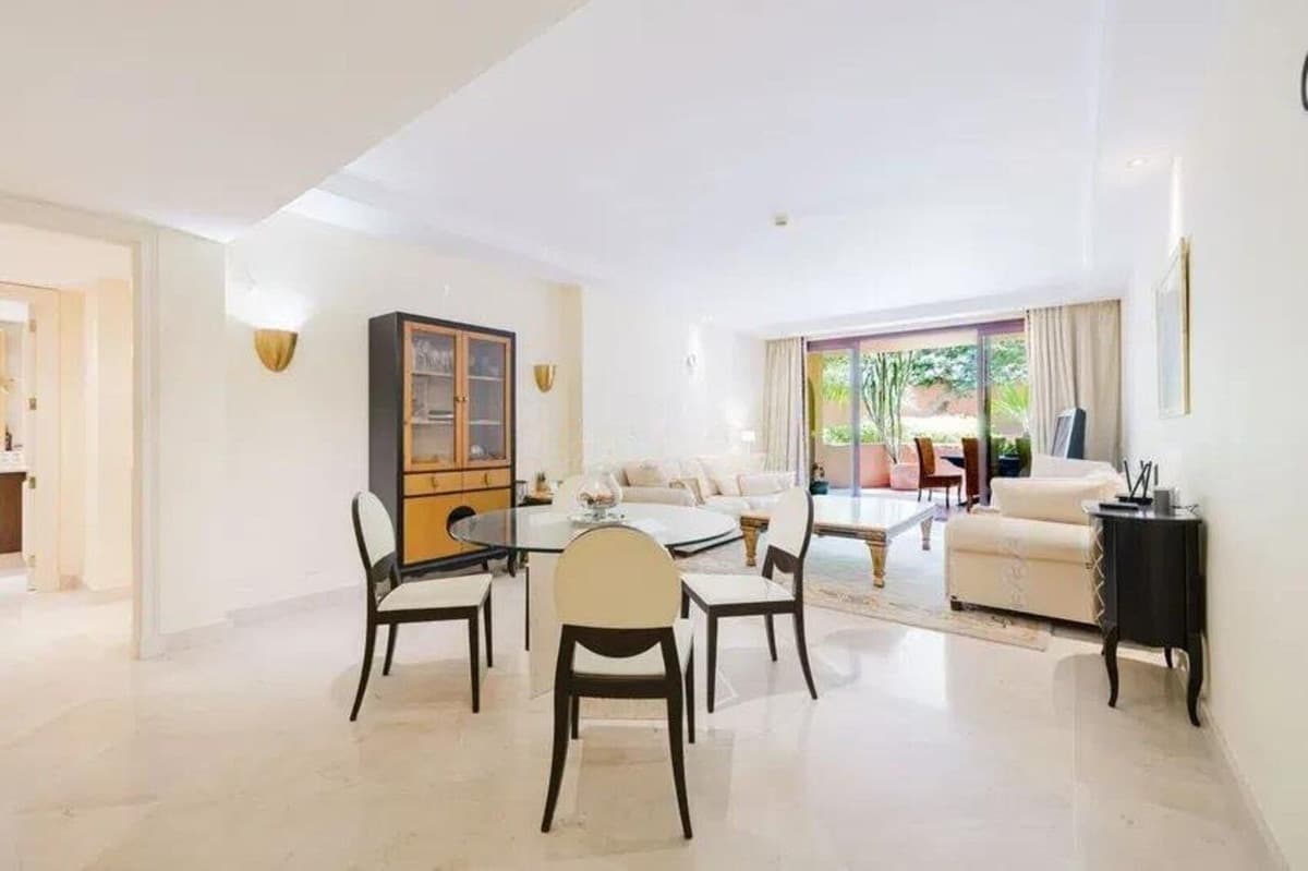 Middle Floor Apartment in Estepona — photo 3 of 10