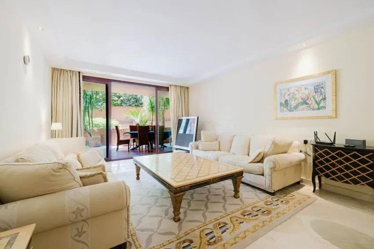 Middle Floor Apartment in Estepona — photo 4 of 10
