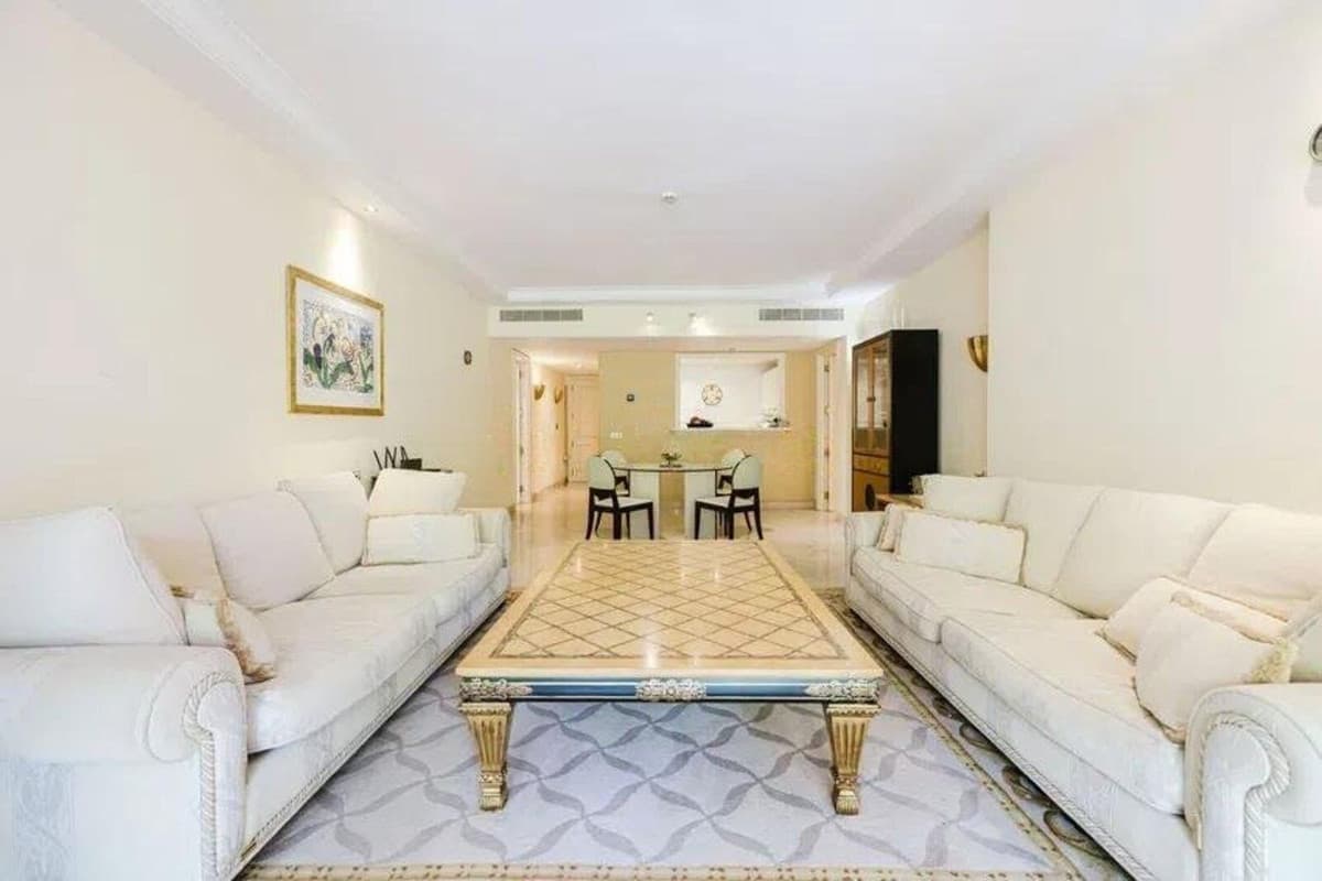 Middle Floor Apartment in Estepona — photo 5 of 10