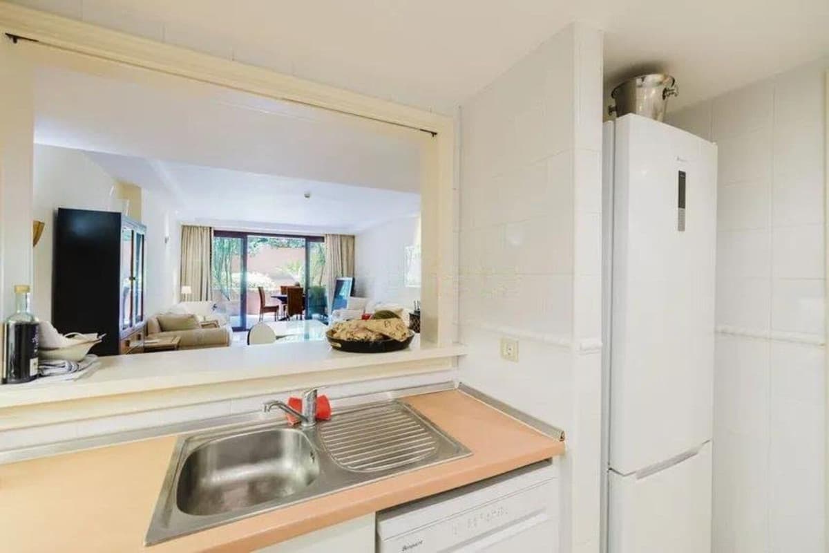 Middle Floor Apartment in Estepona — photo 9 of 10
