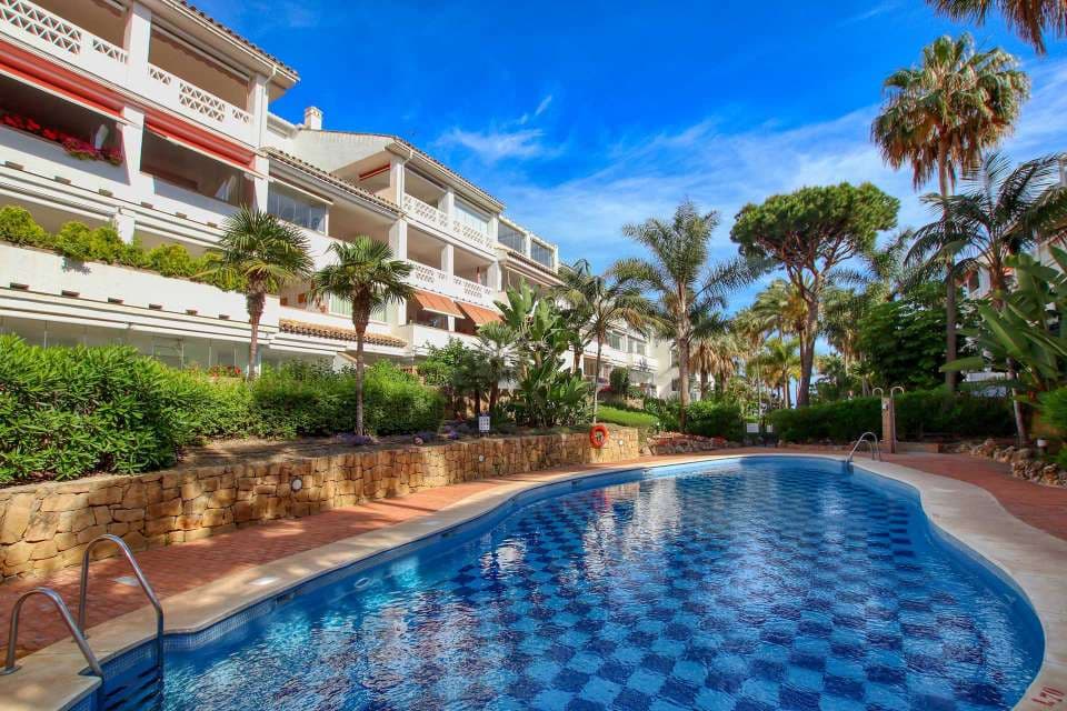 Middle Floor Apartment in Marbella — photo 1 of 10