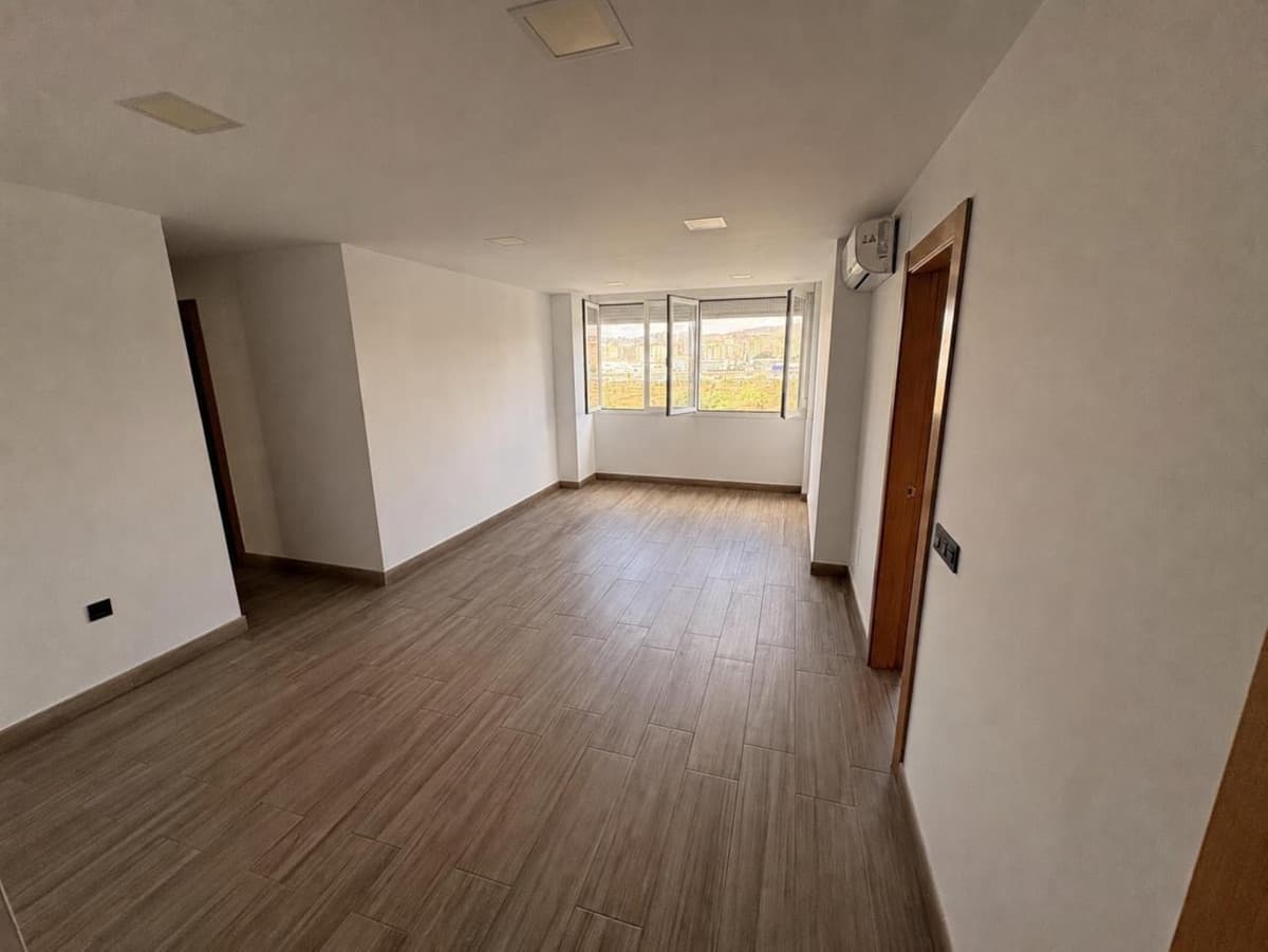 Middle Floor Apartment in Málaga — photo 3 of 10