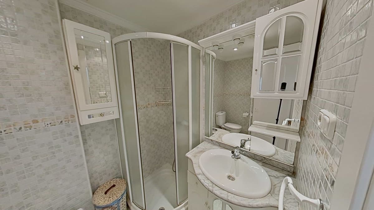 Middle Floor Apartment in Marbella — photo 8 of 10