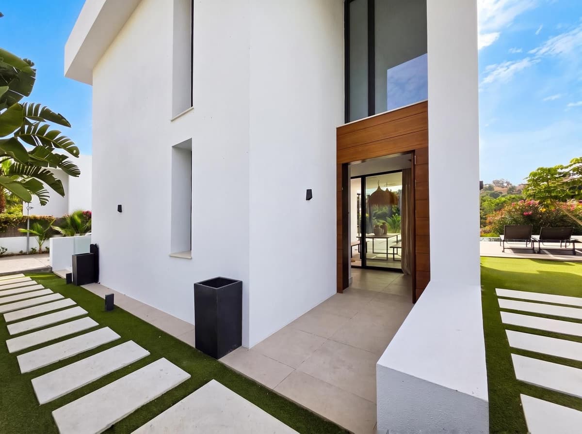 Detached Villa in El Paraiso — photo 1 of 10