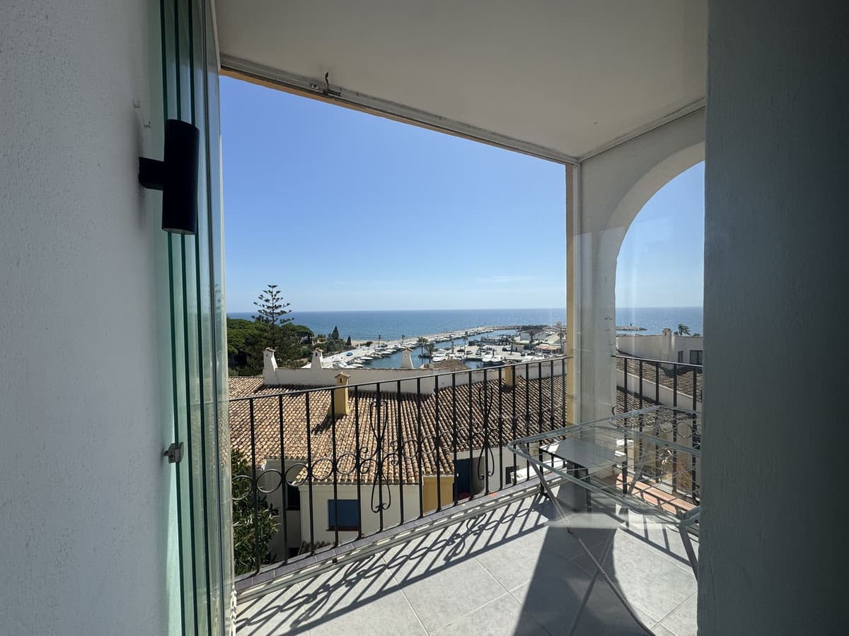 Middle Floor Apartment in Puerto de Cabopino — photo 1 of 10