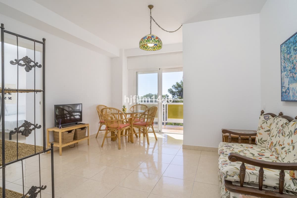 Middle Floor Apartment in Nueva Andalucía — photo 4 of 10