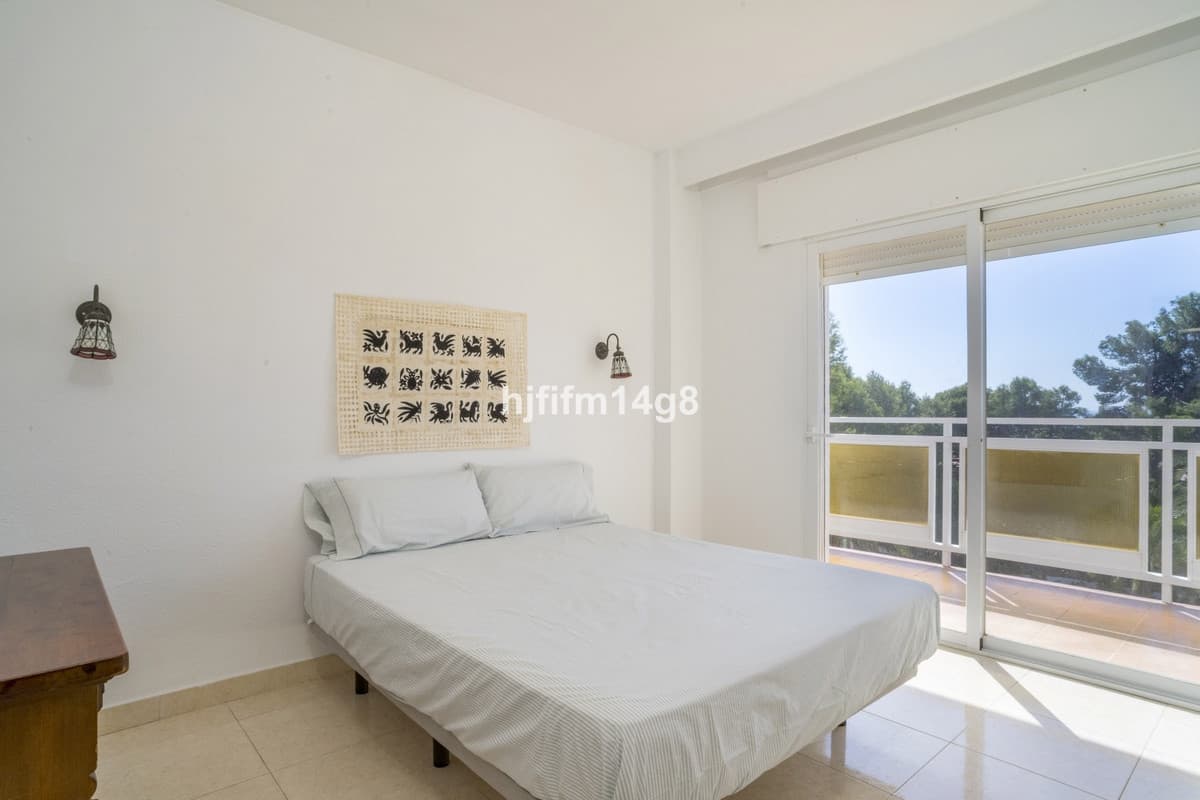 Middle Floor Apartment in Nueva Andalucía — photo 8 of 10