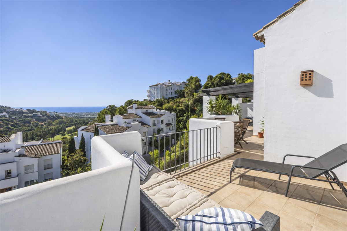 Penthouse in Benahavís — photo 1 of 10