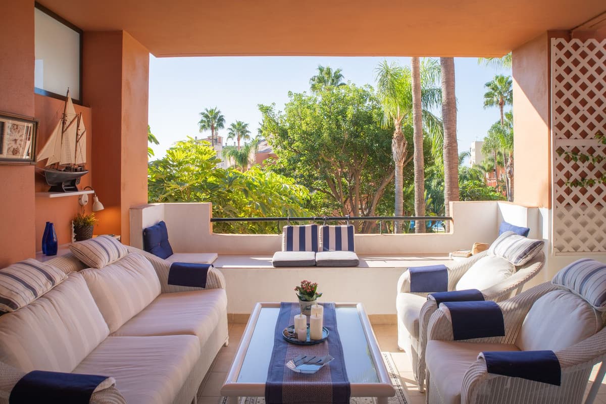 Middle Floor Apartment in Estepona — photo 3 of 10