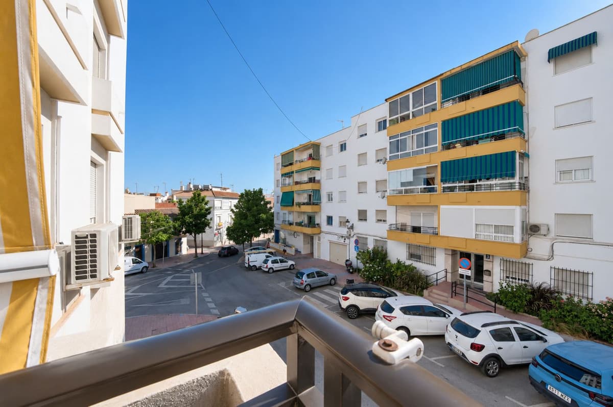 Middle Floor Apartment in Estepona — photo 4 of 10