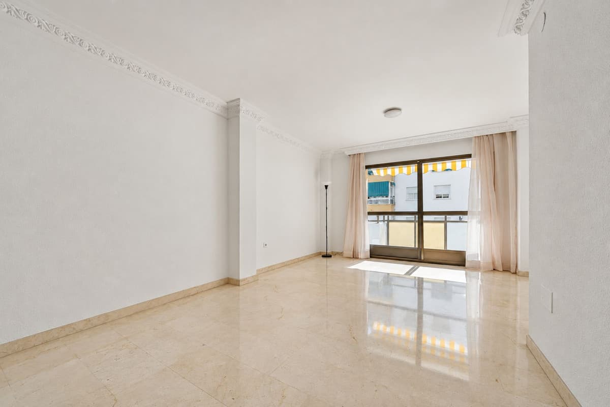 Middle Floor Apartment in Estepona — photo 7 of 10