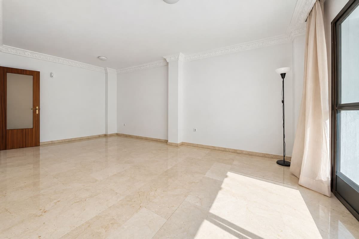Middle Floor Apartment in Estepona — photo 9 of 10