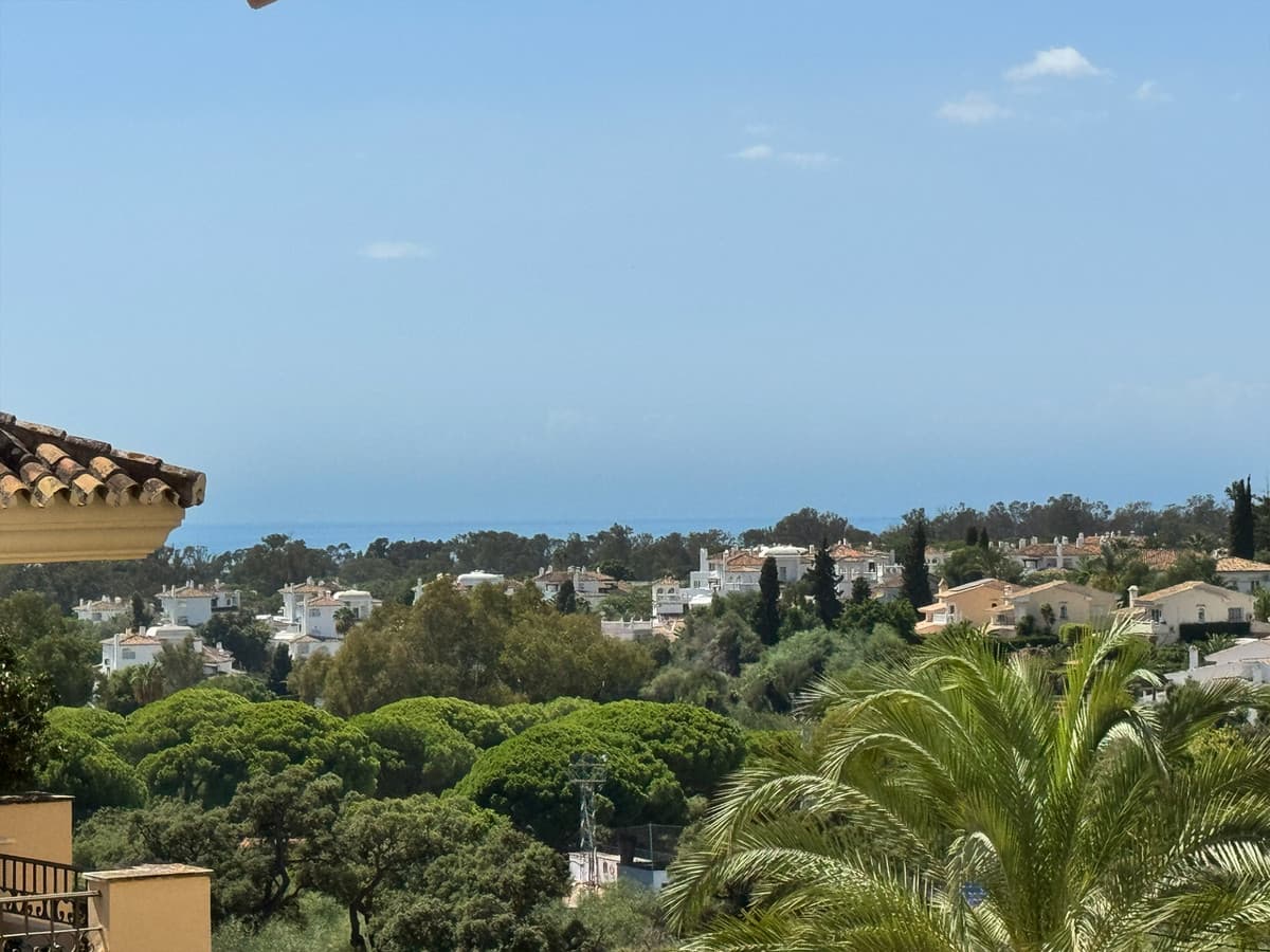 Middle Floor Apartment in Elviria — photo 2 of 10
