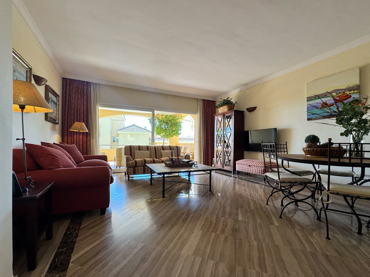Middle Floor Apartment in Elviria — photo 3 of 10