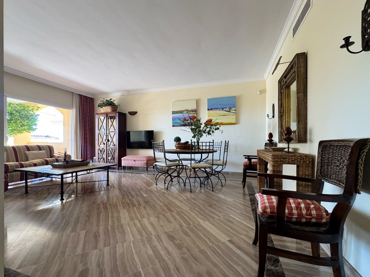 Middle Floor Apartment in Elviria — photo 4 of 10