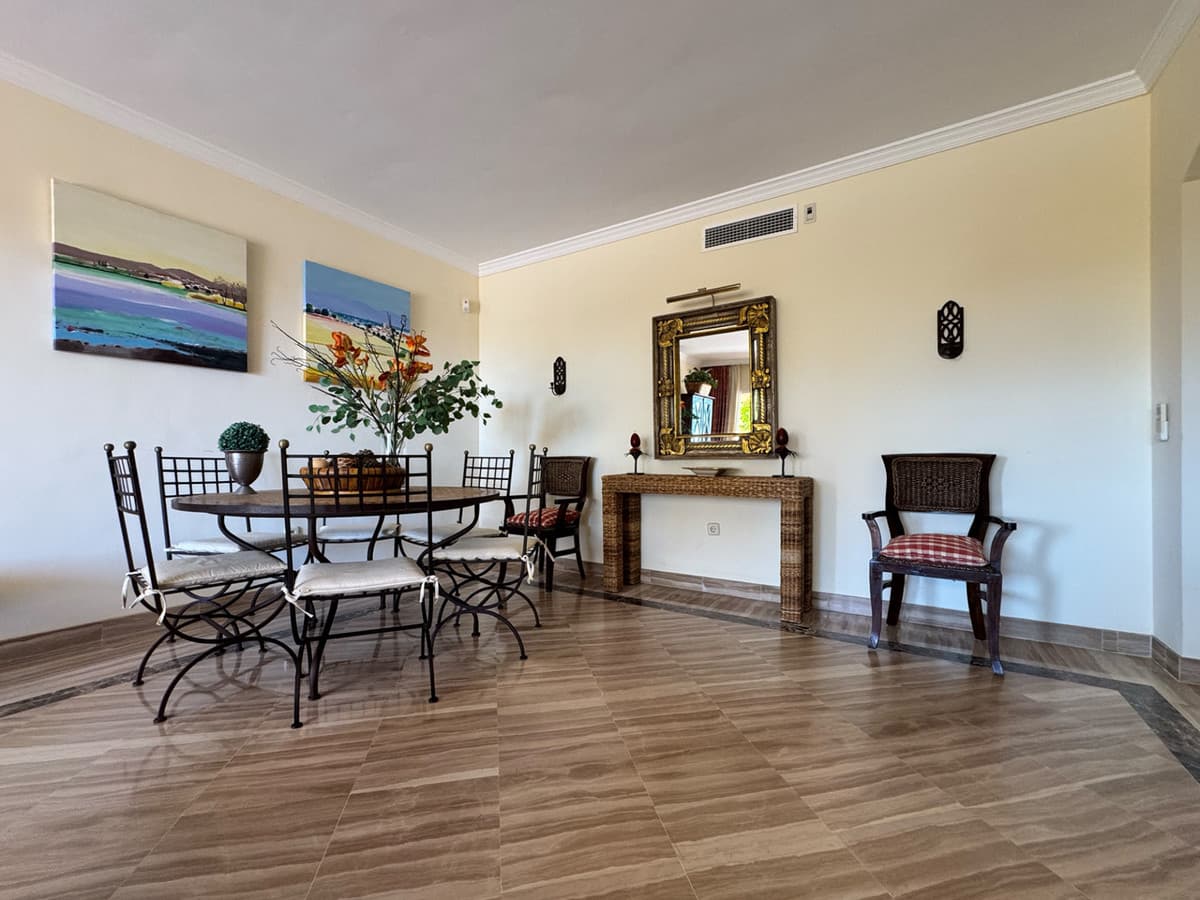 Middle Floor Apartment in Elviria — photo 6 of 10