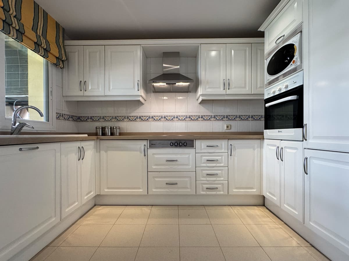 Middle Floor Apartment in Elviria — photo 7 of 10