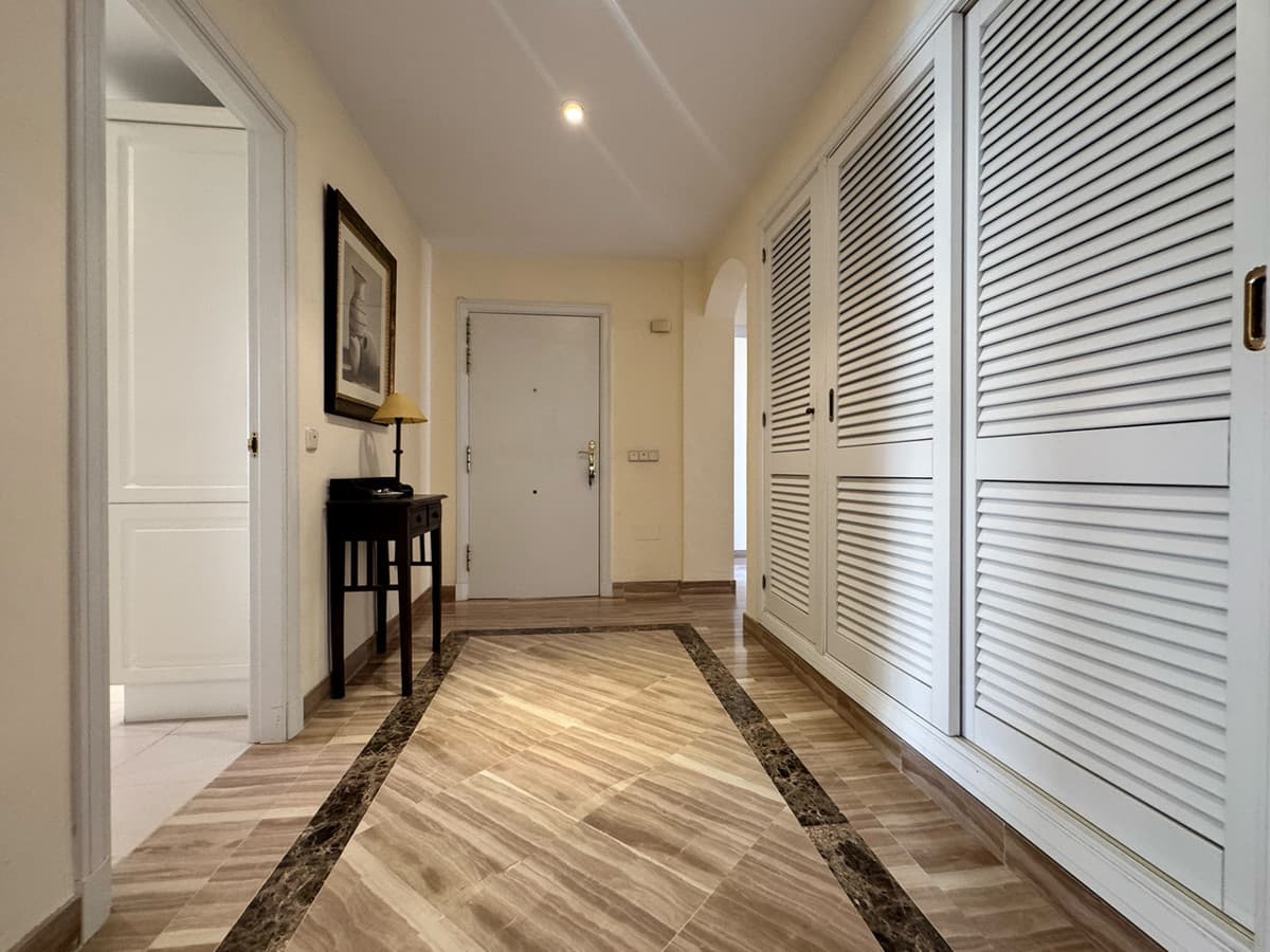 Middle Floor Apartment in Elviria — photo 8 of 10