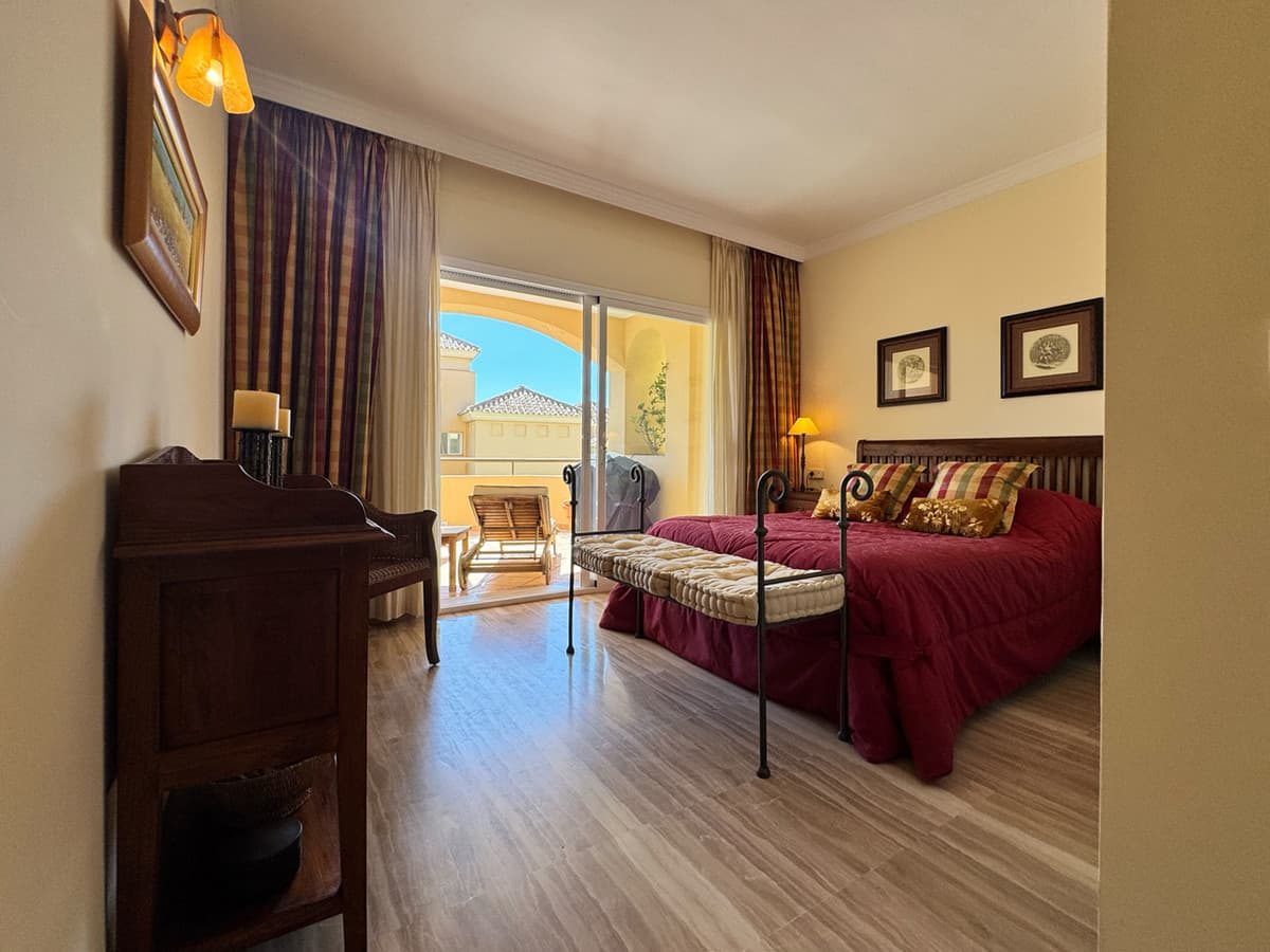 Middle Floor Apartment in Elviria — photo 9 of 10