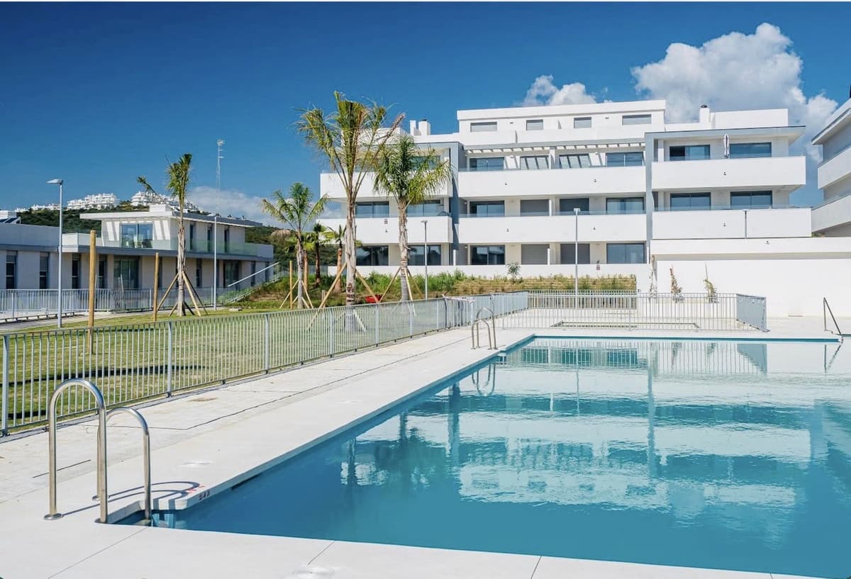 Middle Floor Apartment in Estepona — photo 4 of 10
