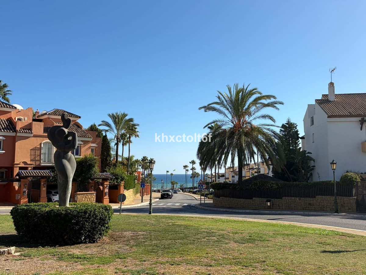 Middle Floor Apartment in Marbella — photo 1 of 10