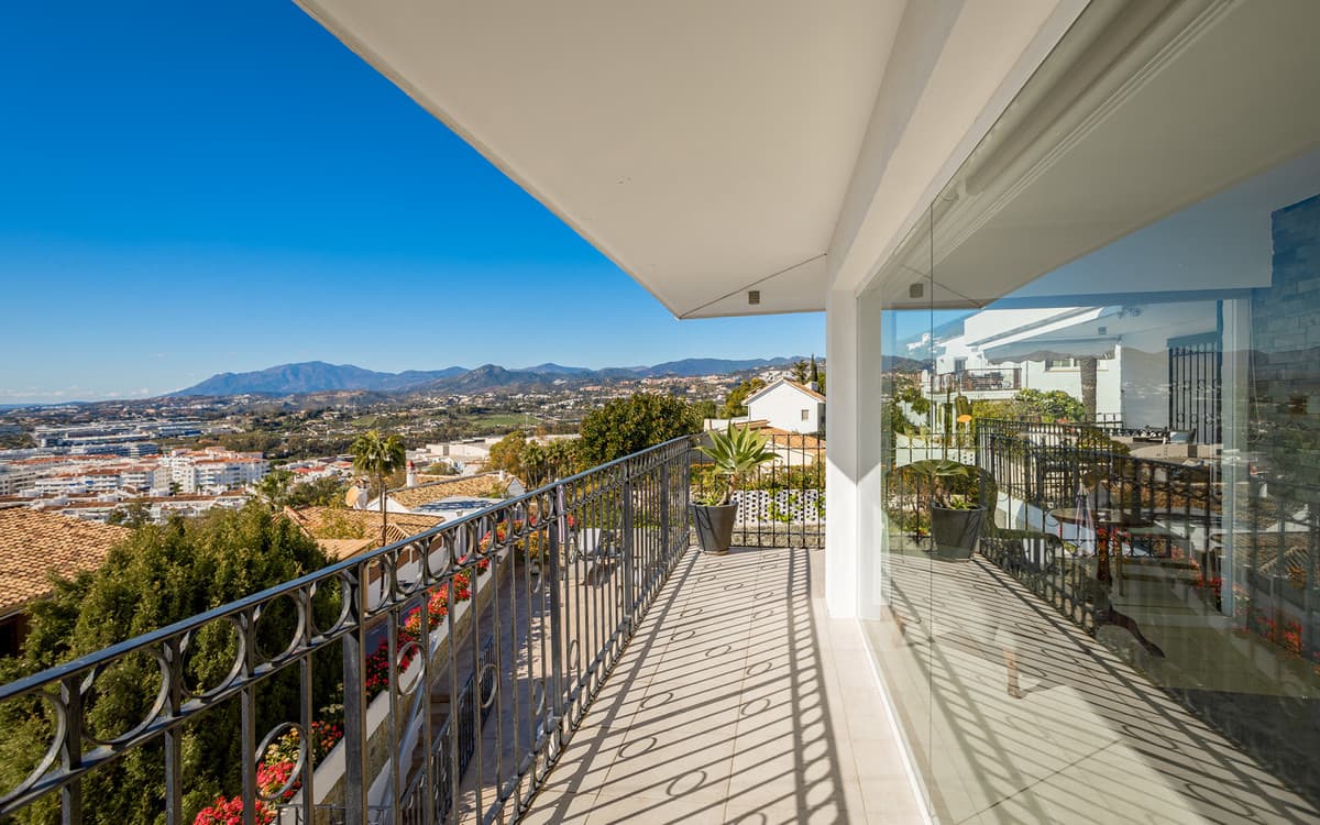 Detached Villa in Nueva Andalucía — photo 3 of 10