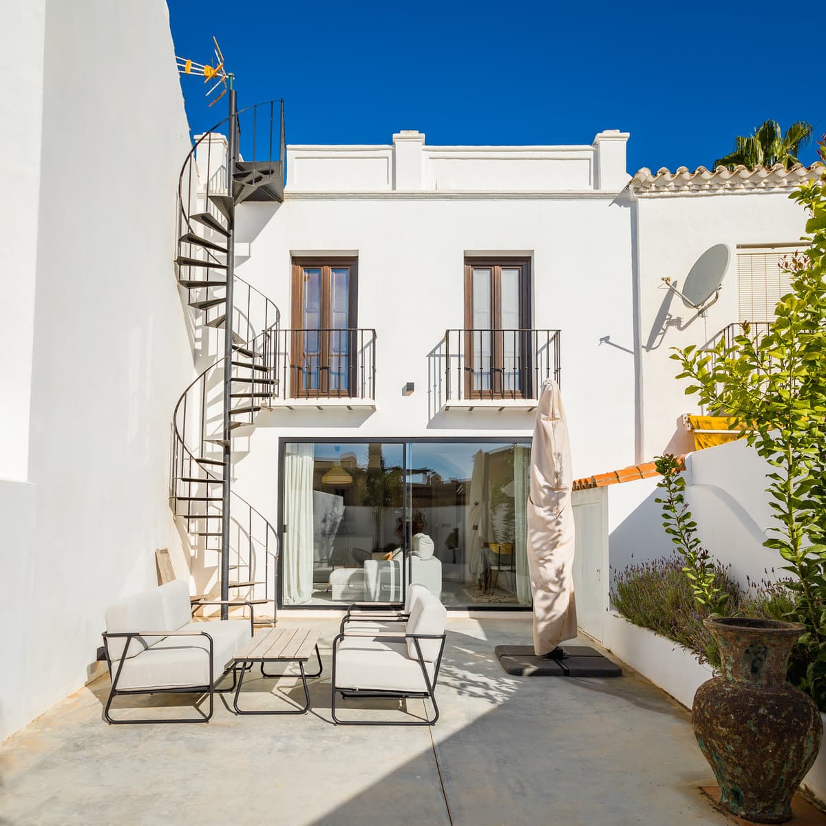 Townhouse in Nueva Andalucía — photo 1 of 10
