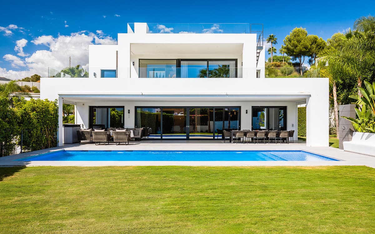 Detached Villa in Nueva Andalucía — photo 1 of 10