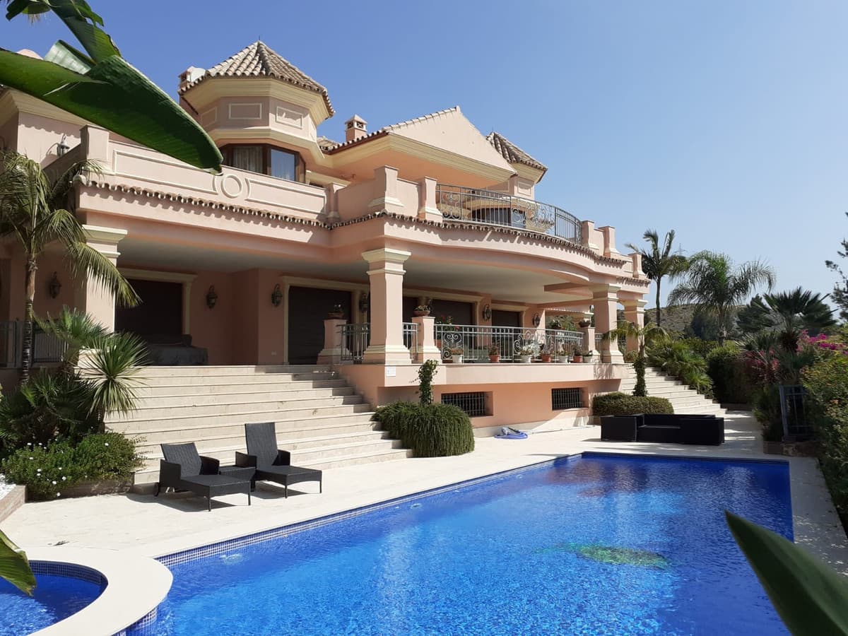 Detached Villa in Estepona — photo 1 of 10