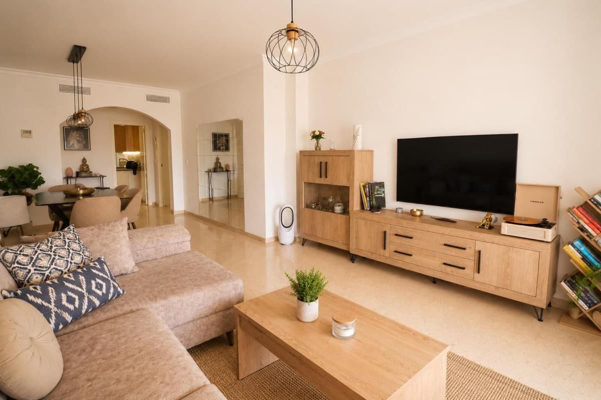 Middle Floor Apartment in Elviria — photo 3 of 10