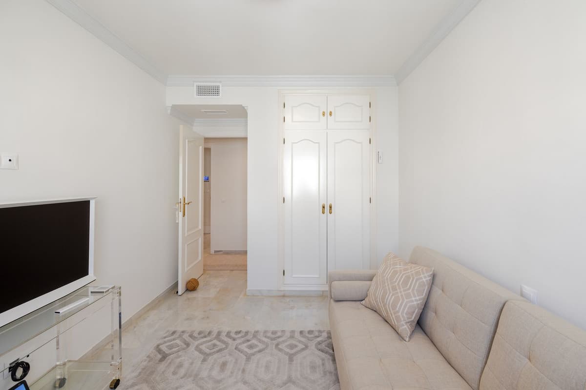 Middle Floor Apartment in Marbella — photo 4 of 10
